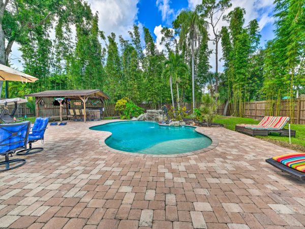 Gorgeous 3 Bedroom Vacation Home Large Pool & Tiki Bar