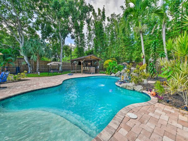 Gorgeous 3 Bedroom Vacation Home Large Pool & Tiki Bar