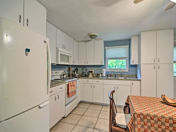 3 Bedroom Vacation Home in Sarasota with Pool Sleeps Five