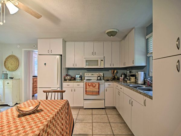 3 Bedroom Vacation Home in Sarasota with Pool Sleeps Five