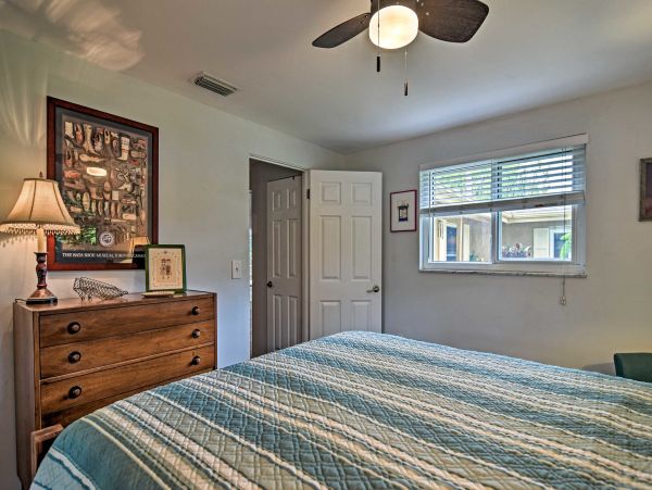 3 Bedroom Vacation Home in Sarasota with Pool Sleeps Five