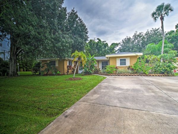 3 Bedroom Vacation Home in Sarasota with Pool Sleeps Five