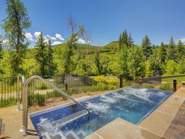 Stunning Vacation Condo in Avon Walk to Lifts 6 Guests