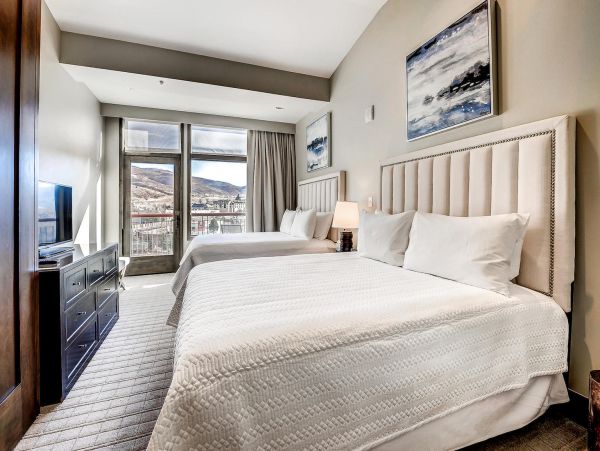 Stunning Vacation Condo in Avon Walk to Lifts 6 Guests