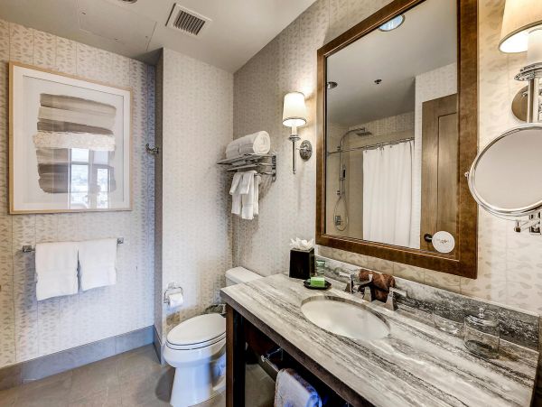 Stunning Vacation Condo in Avon Walk to Lifts 6 Guests