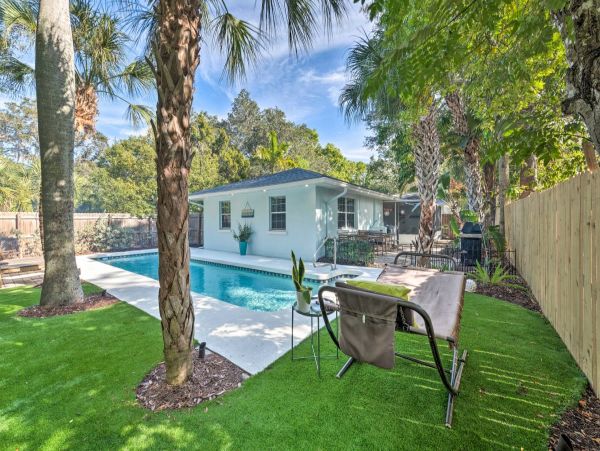 2 Bedroom Vacation Home in Sarasota 6 Guests