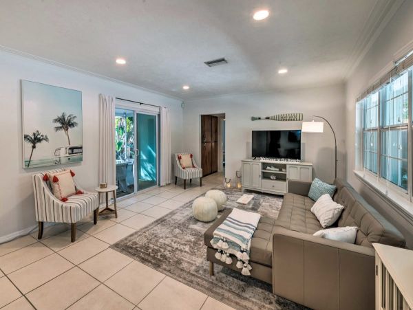 2 Bedroom Vacation Home in Sarasota 6 Guests