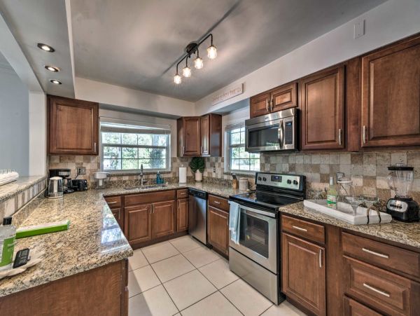 2 Bedroom Vacation Home in Sarasota 6 Guests