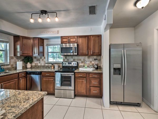 2 Bedroom Vacation Home in Sarasota 6 Guests