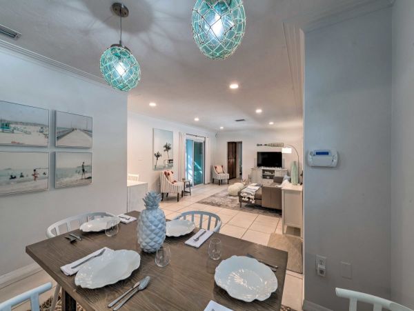 2 Bedroom Vacation Home in Sarasota 6 Guests