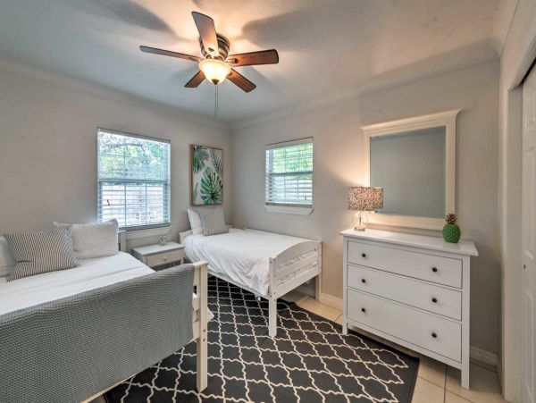 2 Bedroom Vacation Home in Sarasota 6 Guests