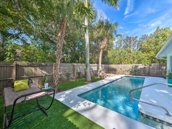 2 Bedroom Vacation Home in Sarasota 6 Guests
