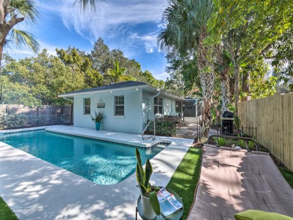 2 Bedroom Vacation Home in Sarasota 6 Guests