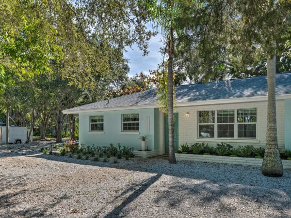 2 Bedroom Vacation Home in Sarasota 6 Guests