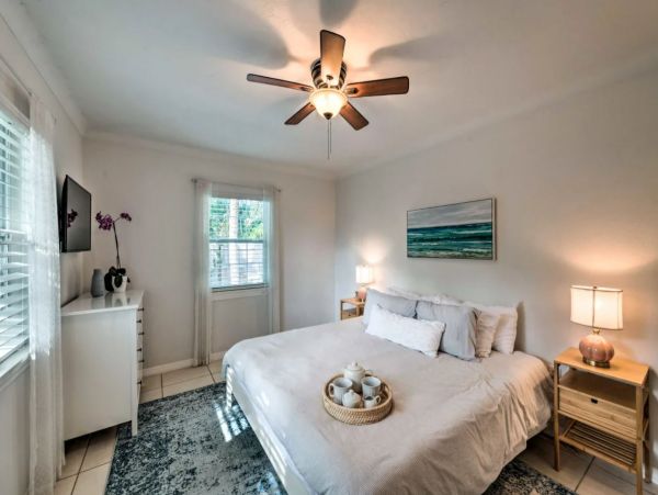 2 Bedroom Vacation Home in Sarasota 6 Guests