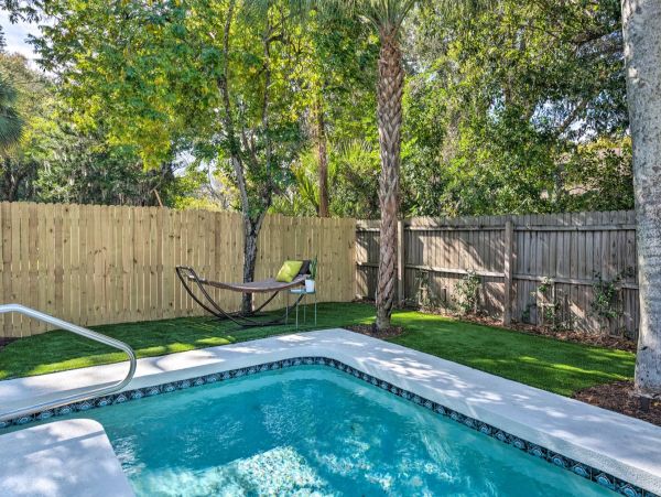 2 Bedroom Vacation Home in Sarasota 6 Guests