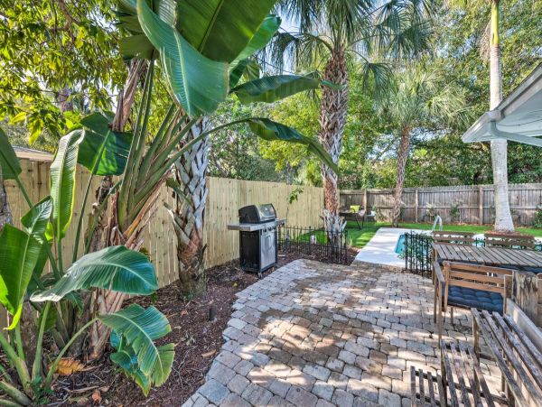 2 Bedroom Vacation Home in Sarasota 6 Guests