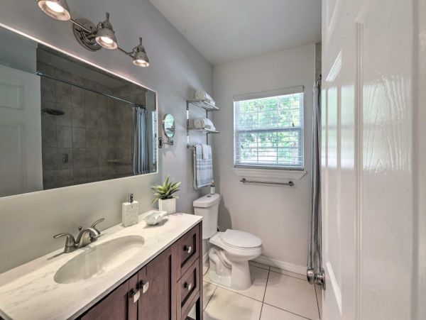 2 Bedroom Vacation Home in Sarasota 6 Guests