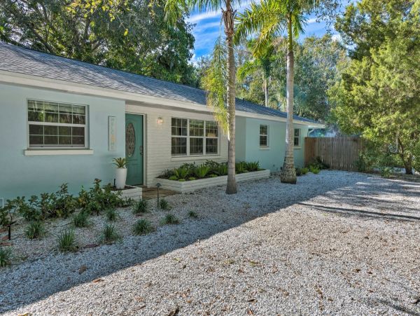 2 Bedroom Vacation Home in Sarasota 6 Guests