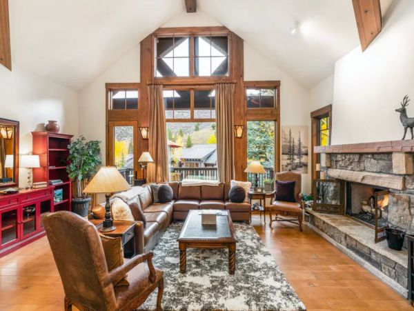 Ski in Ski Out Four Bedroom Vacation Home in Edwards