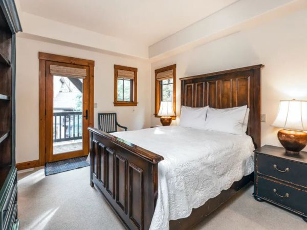 Ski in Ski Out Four Bedroom Vacation Home in Edwards