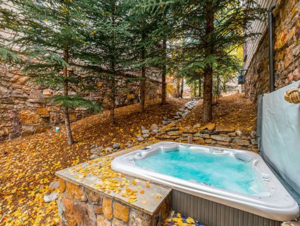 Ski in Ski Out Four Bedroom Vacation Home in Edwards