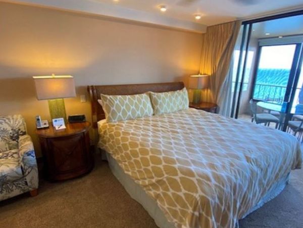 Cozy Oceanfront Vacation Studio in Lahaina On Beach Sleeps 2