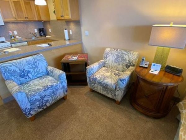 Cozy Oceanfront Vacation Studio in Lahaina On Beach Sleeps 2