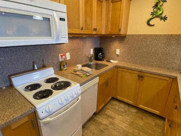 Cozy Oceanfront Vacation Studio in Lahaina On Beach Sleeps 2