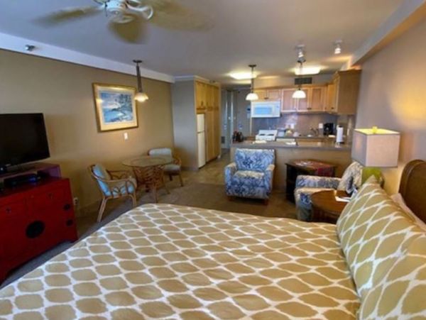 Cozy Oceanfront Vacation Studio in Lahaina On Beach Sleeps 2
