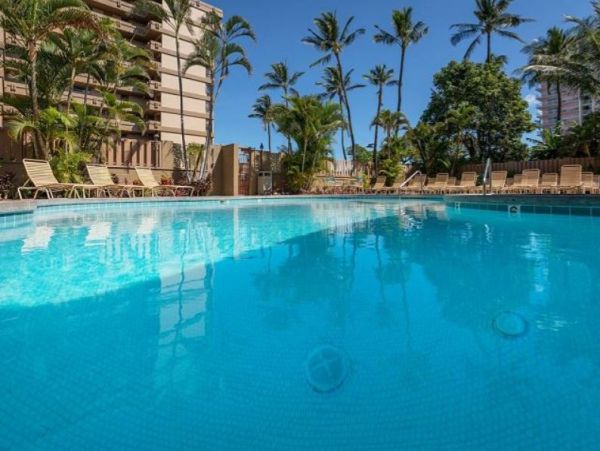 Cozy Oceanfront Vacation Studio in Lahaina On Beach Sleeps 2