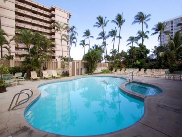 Cozy Oceanfront Vacation Studio in Lahaina On Beach Sleeps 2