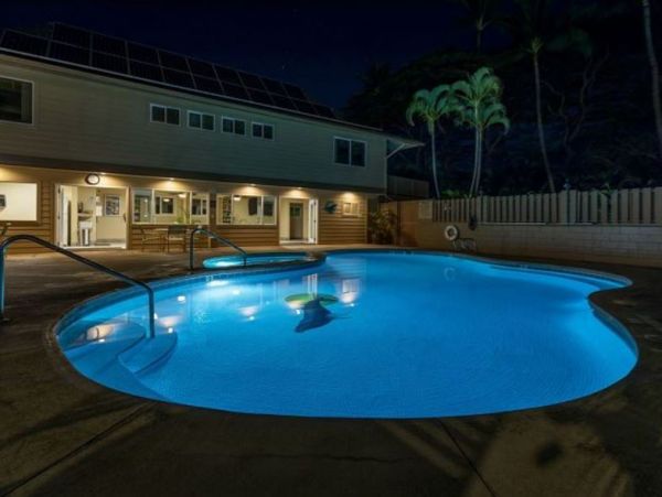 Cozy Oceanfront Vacation Studio in Lahaina On Beach Sleeps 2