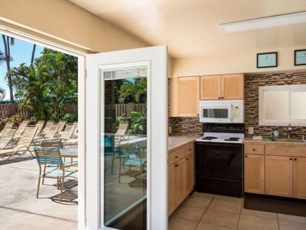 Cozy Oceanfront Vacation Studio in Lahaina On Beach Sleeps 2