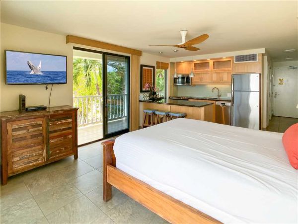 Premier Oceanfront Vacation Studio Located on Beach