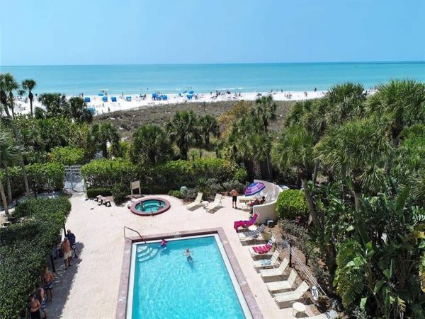 Premier Oceanfront Vacation Studio Located on Beach