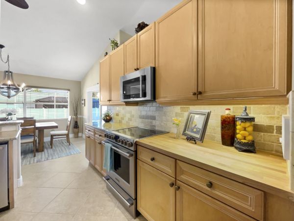 Elegant Cape Coral Vacation Home 3 Bedrooms & Caged Pool