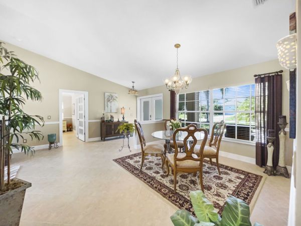 Elegant Cape Coral Vacation Home 3 Bedrooms & Caged Pool