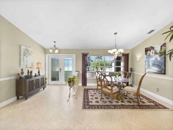 Elegant Cape Coral Vacation Home 3 Bedrooms & Caged Pool