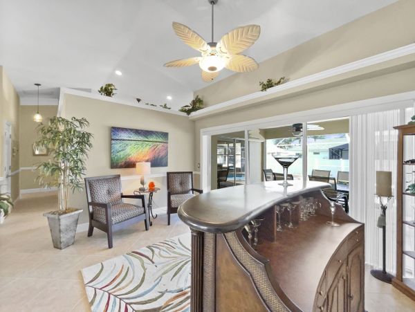 Elegant Cape Coral Vacation Home 3 Bedrooms & Caged Pool