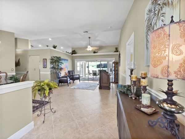 Elegant Cape Coral Vacation Home 3 Bedrooms & Caged Pool