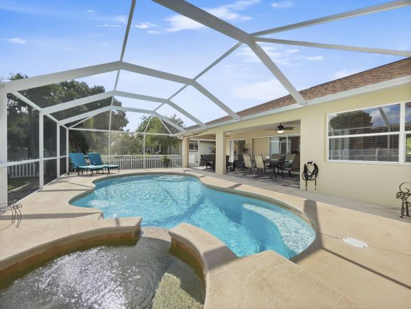 Elegant Cape Coral Vacation Home 3 Bedrooms & Caged Pool