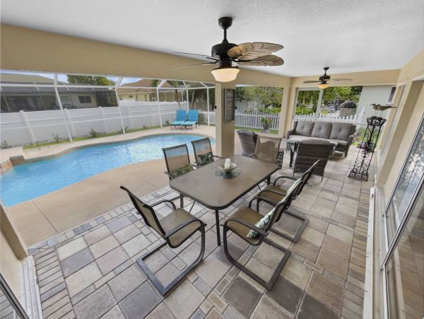 Elegant Cape Coral Vacation Home 3 Bedrooms & Caged Pool