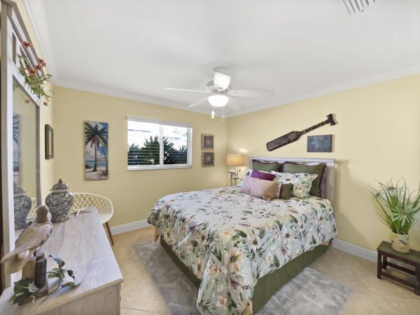 Elegant Cape Coral Vacation Home 3 Bedrooms & Caged Pool