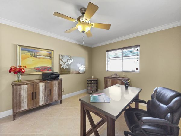 Elegant Cape Coral Vacation Home 3 Bedrooms & Caged Pool