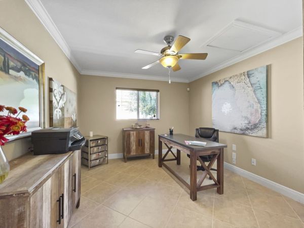 Elegant Cape Coral Vacation Home 3 Bedrooms & Caged Pool