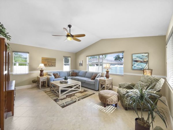 Elegant Cape Coral Vacation Home 3 Bedrooms & Caged Pool