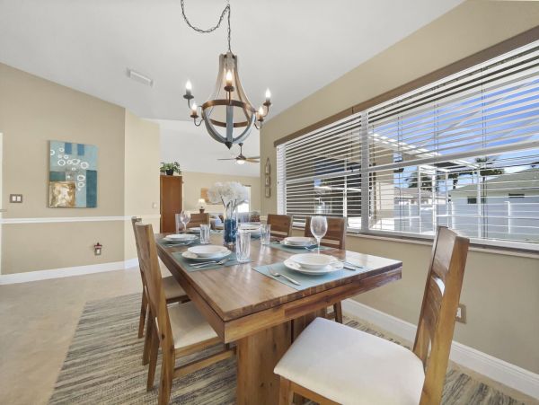Elegant Cape Coral Vacation Home 3 Bedrooms & Caged Pool