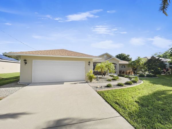 Elegant Cape Coral Vacation Home 3 Bedrooms & Caged Pool
