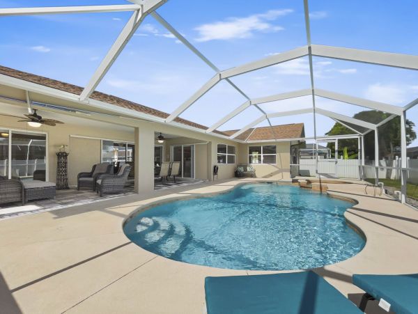 Elegant Cape Coral Vacation Home 3 Bedrooms & Caged Pool